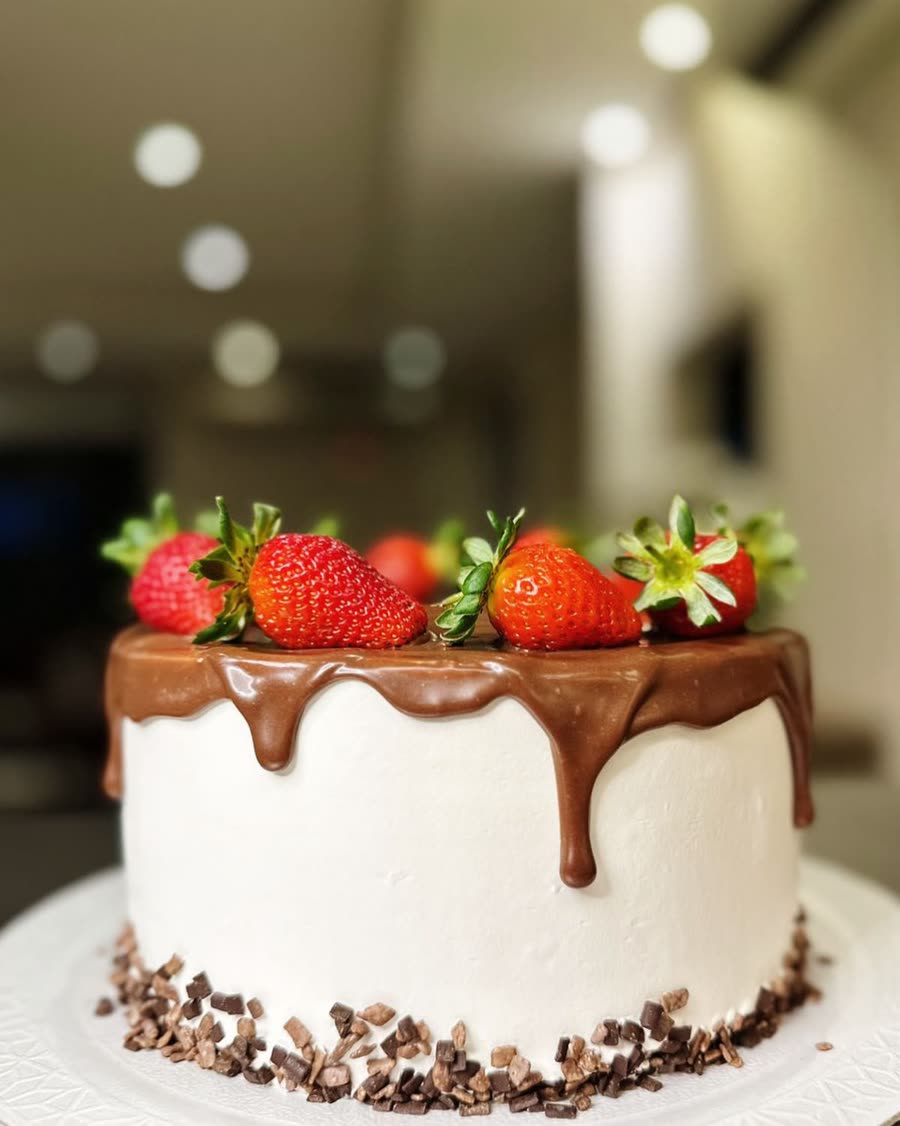 Bolo de morango com chocolate