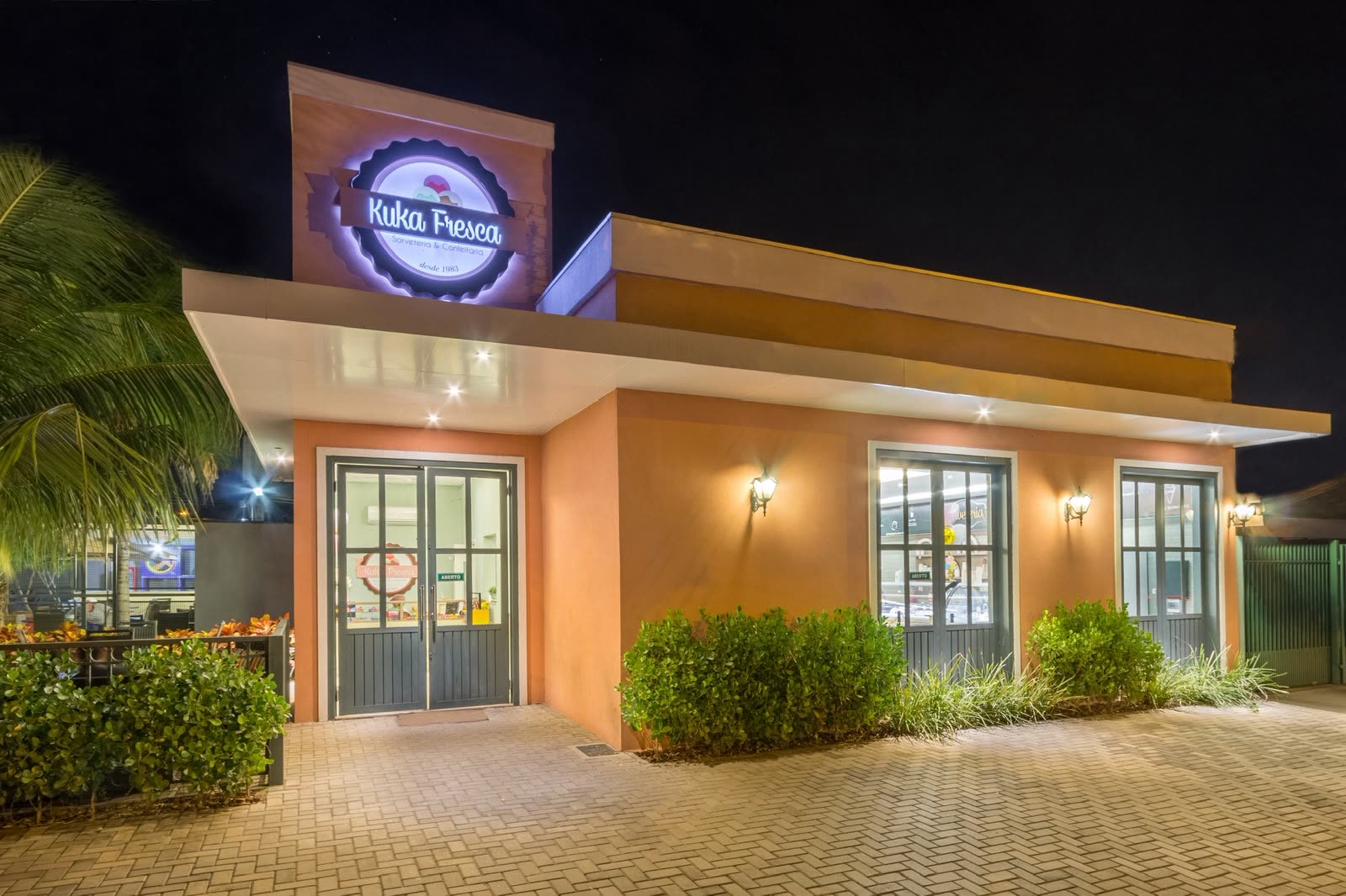 Fachada da Kuka Fresca à noite