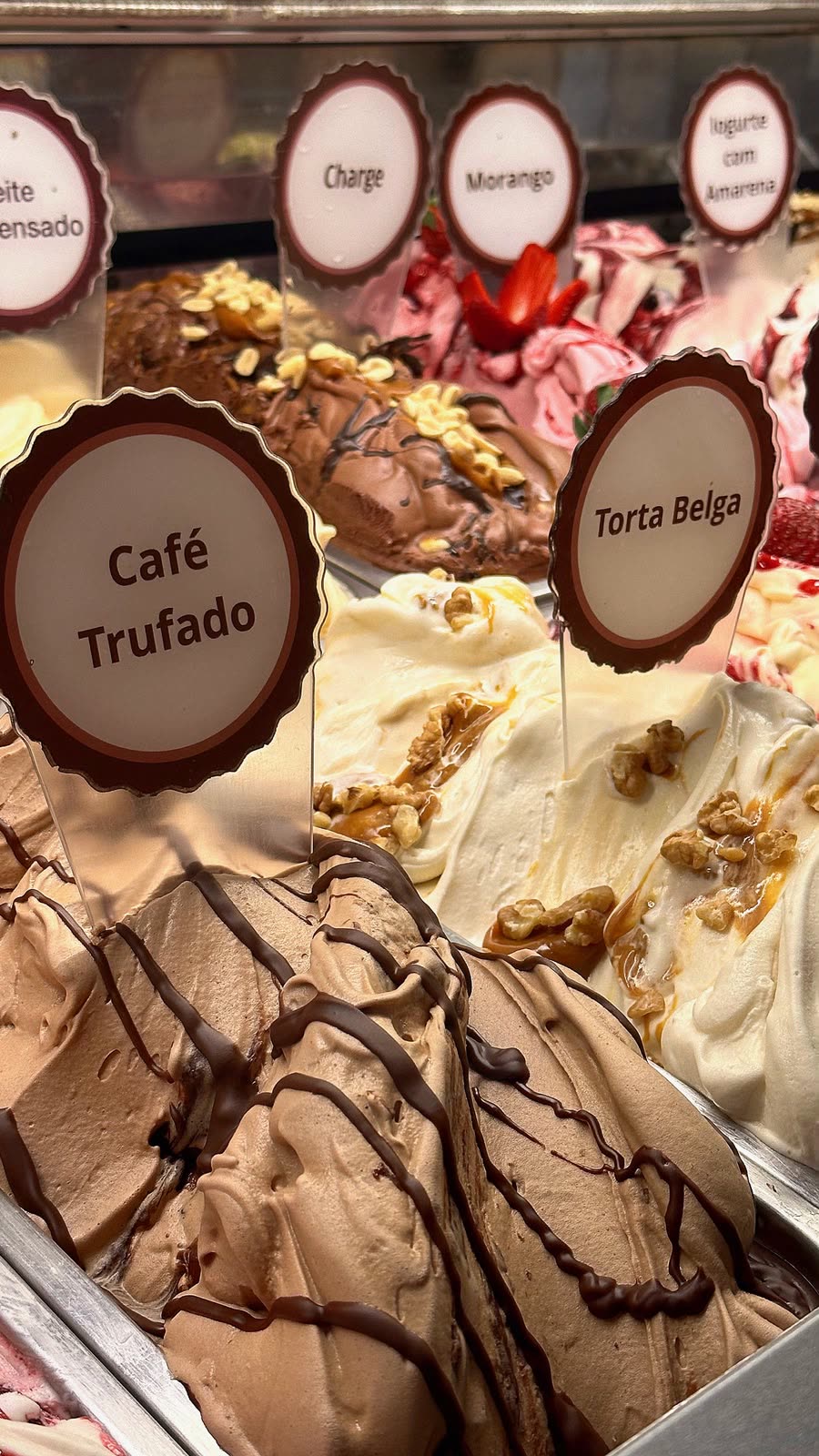 Vitrine com gelatos de café trufado e torta belga